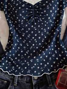 Camiseta de mujer de manga corta con cuello en V y lunares blancos de encaje, top corto con cintura fruncida y volantes en el bajo, estilo dulce y picante - Azul marino - Ver 4