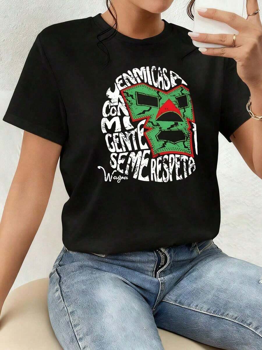 This Green Face Mask, Adorned With Red Stripes And Inspired By Mexican Wrestling, Symbolizes Strength, Courage, Cultural Pride, And Respect For Latin Cultural Roots. The Casual Women's T-Shirt Is Made Of 100% Cotton, Offering Comfort For Everyday Wear. - 黑色 - 查看 1