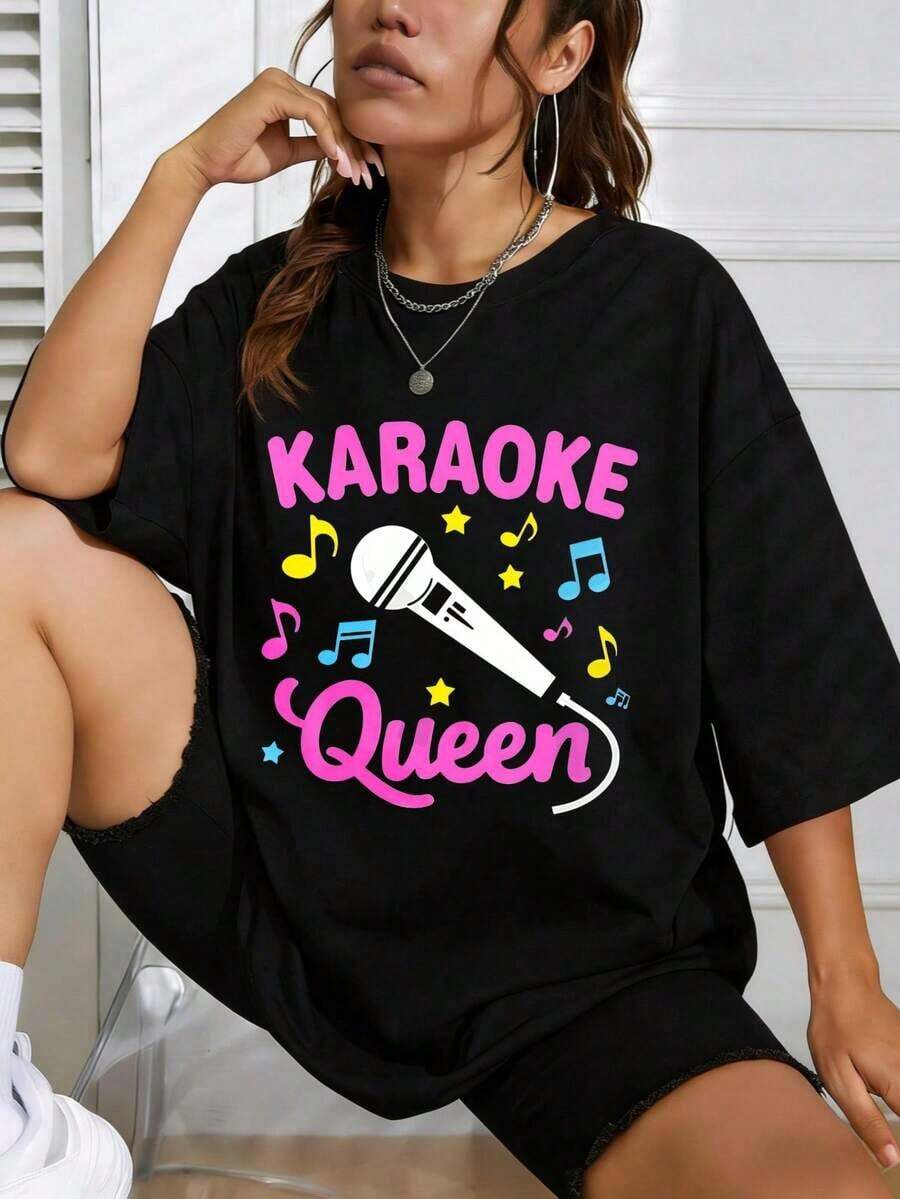 Women's Short-Sleeve T-Shirt With A Fun Karaoke Queen Print, Made Of Cotton, Plus Size, Perfect For Casual Summer Wear. A Great Gift For Her. Features A Round Neck, A Printed Design, And A Casual Style. These 100% Cotton T-Shirts Offer A Youthful And Fashionable Look. A Casual Blouse For Women. - 黑色 - 查看 1