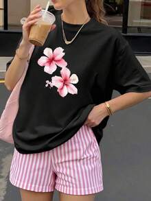 Camiseta única Y2K con diseño vibrante de flores hibisco en color negro perfecta para un look fresco y moderno ideal para el verano y las  actuales de moda en México. Aporta un toque especial a tu atuendo diario con esta camiseta exclusiva. Cómoda y versátil para escuela, trabajo, salidas y eventos casuales - Negro - Ver 6