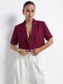 Nueva chaqueta elegante y sofisticada de tela texturizada con cuello de solapa, diseño de espalda cruzada, cintura corta y mangas cortas para estilizar la figura de la mujer - Burdeos - Ver 7