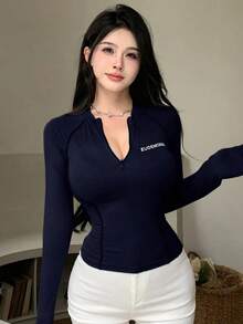 Camiseta de manga larga de cuello alto con media cremallera, decoración de rayas y estampado de letras, ajuste ceñido, ropa de otoño para mujer - Azul marino - Ver 5