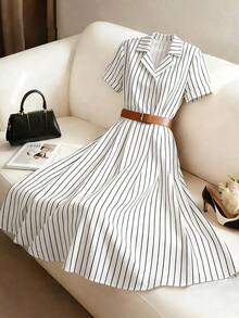 YHHGlowEve Vestido con cuello de camisa, estampado de rayas blancas y negras, cuello en V, cintura elástica y drapeado. Silueta elegante y favorecedora, adecuado para el Día de San Valentín, Pascua, Día del Trabajo, cumpleaños, citas, fiestas, ocasiones formales, atuendo de maestro, viajes, primavera y verano.YHH - Blanco y Negro - Ver 3