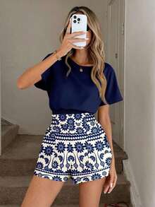 Conjunto de 2 piezas casual y elegante para primavera/verano con blusa de cuello redondo con estampado floral vintage y dobladillo recogido, y shorts con bolsillo con volante en la cintura - Multicolor 2 - Ver 2