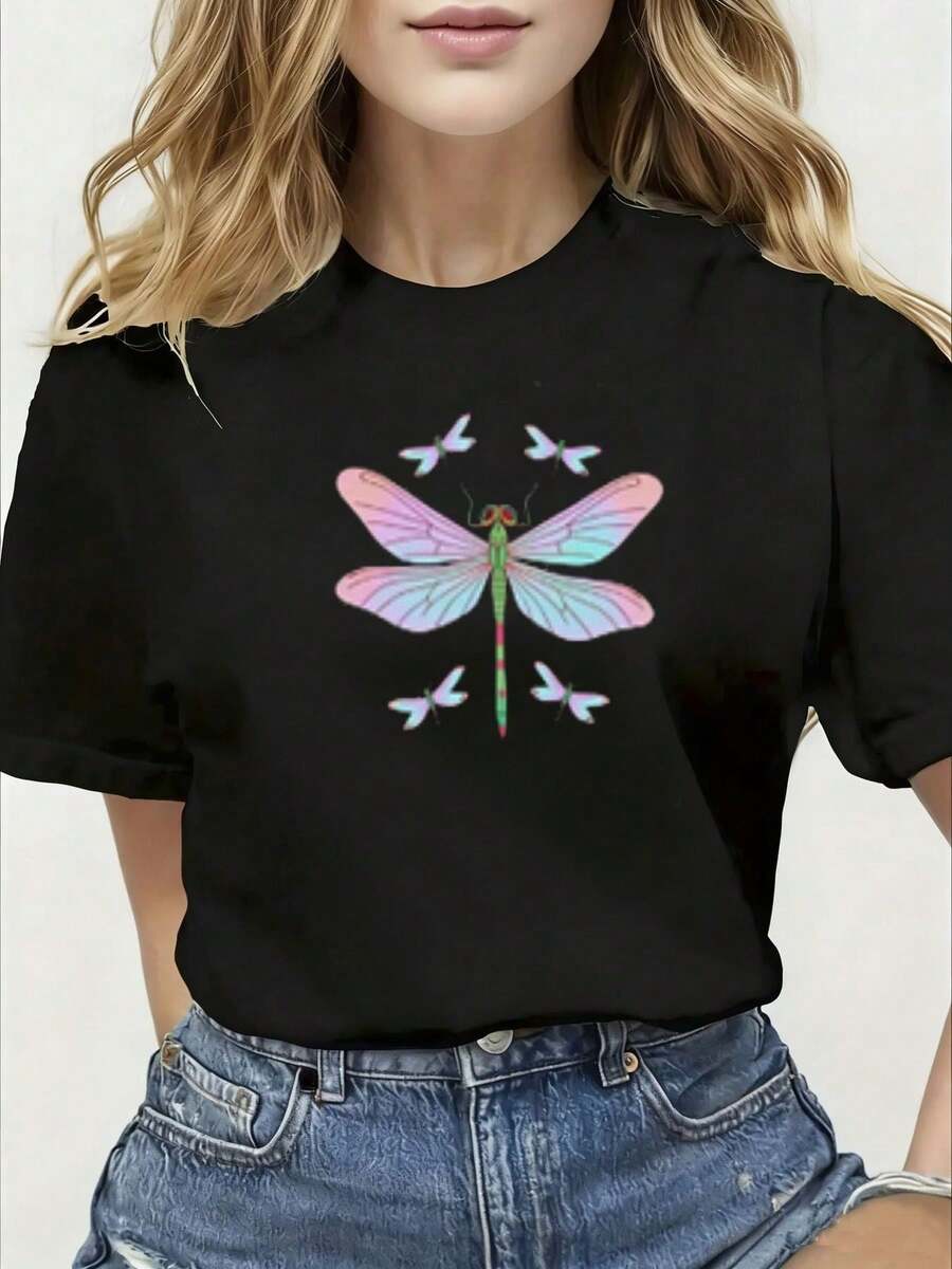 Una camiseta de mujer de manga corta, holgada, moderna, retro y elegante, adecuada para actividades al aire libre en primavera y verano, con coloridos patrones de libélulas y mariposas.|Camiseta blanca iridiscente con cuello redondo y diseño de alas, perfecta para ropa casual de verano, con un peinado rubio y accesorios de pulsera plateada.blusas para mujer,blusas casuales para dama,tops,, mujer premium,y2k,playeras de mujer curvy,ofertas y liquidaciones ropa mujer,playeras deportivas para mujer,,playeras de hombre, mujer,blusas>elegante 58W0 - Negro - Ver 1