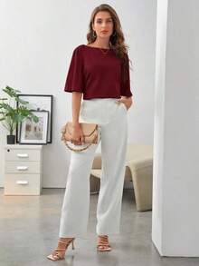 Camiseta elegante y minimalista de mujer con cuello de barco, hombros caídos y mangas cortas, de unicolor - Burdeos - Ver 2