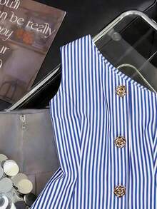 Una blusa de mujer de verano de gran tamaño, de estilo casual y con rayas tejidas - Azul y blanco - Ver 3