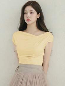 Camiseta de manga corta ajustada con cuello asimétrico y fruncido, de unicolor, para salir, para mujer de verano - Amarillo - Ver 3