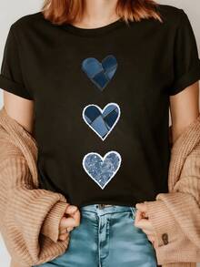 Three Blue Hearts Symbolize Different Stages Of Love And Inner Strength, Conveying Serenity, Hope, And Unity. A Modern And Comfortable Casual Women's T-Shirt For Everyday Wear. - 黑色 - 查看 1