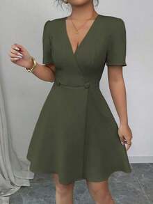 Vestido mini elegante para ir a trabajar, de primavera y verano, con escote cruzado en V, doble botonadura, decoración en forma de A y mangas cortas, en color liso al estilo francés para mujeres - Verde militar - Ver 4