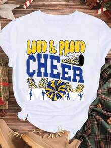 Camiseta de talla grande "Loud And Proud Cheer Mom" con estampado de leopardo en negro, amarillo y azul, con siluetas de animadoras y pompones para eventos de animación y días de juego. - Blanco - Ver 3