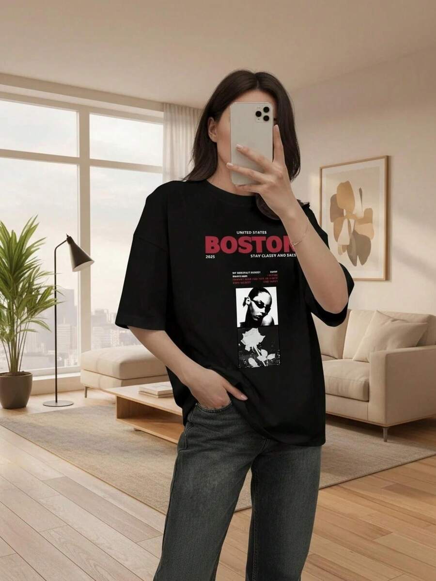 Women's Short-Sleeved T-Shirt With A Round Neck, Featuring A Graphic Print Of Text And Urban Photography. Its Casual And Modern Style Makes It Suitable For Everyday Wear, Casual Outings, Weekends, And Vacations. Ideal For Spring And Summer. Domestic Shipping Available In Mexico. - 黑色 - 查看 1