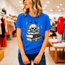 Women's Halloween Skull And Book Print Cotton T-Shirt, Short Sleeve, Round Neck, Casual Style, Loose Fit, Ideal For Parties, Various Sizes, White Gothic Style Print, Soft And Comfortable Blouse For Daily Wear. - 藍色 - 查看 1