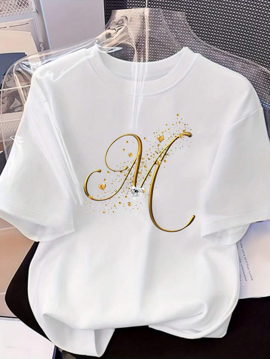 Camiseta Deportiva Casual para Mujer con Diseño Elegante de A en Cursiva Dorada - Camiseta Elástica de Cuello Redondo, Lavable aáquina, Ajuste Cómodo y Perfecta para Todas las Estaciones, para Uso Diario y Estilo Casual. - Blanco - Ver 1