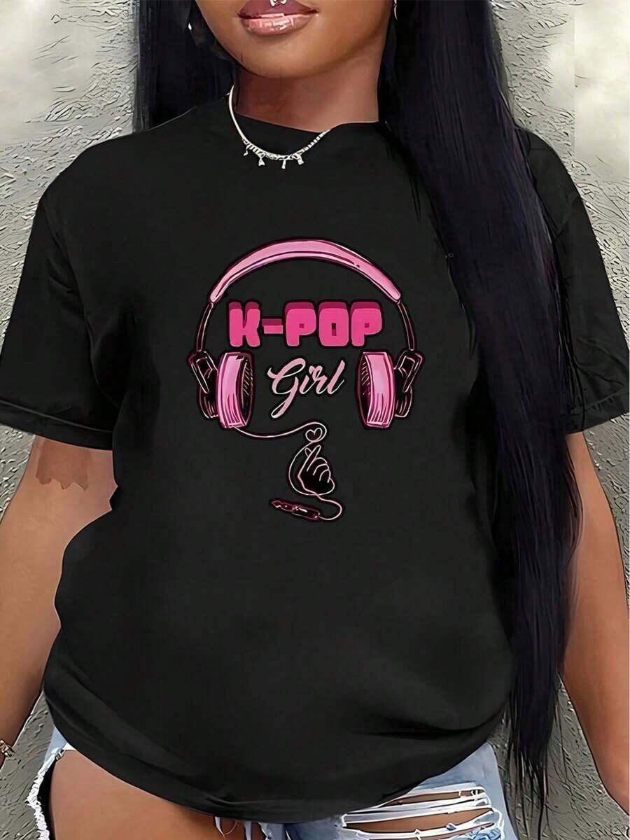 Premium Minimalist Short-Sleeve T-Shirt For K-Pop Fans. Lightweight And Stylish, Perfect For Concerts, Parties, Or Casual Wear At Home Or In Cafes. Features A Pink Headphone Print And K-Pop Design. A Simple Solid-Color T-Shirt With A Relaxed Fit And Casual Short Sleeves. Great Gift Idea. - 黑色 - 查看 1
