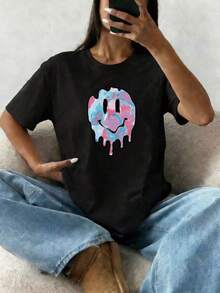Camiseta única Y2K con diseño de sonrisa colorido y derretido en estilo moderno perfecta para destacar tu look casual en México. Ideal para amantes de la moda urbana y  de los 2000. Compra una prenda que combina alegría y originalidad. Cómoda y versátil para escuela, trabajo, salidas y eventos casuales - Negro - Ver 6