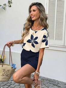 Conjunto de 2 piezas casual y elegante para primavera/verano con blusa de cuello redondo con estampado floral vintage y dobladillo recogido, y shorts con bolsillo con volante en la cintura - Multicolor 8 - Ver 6