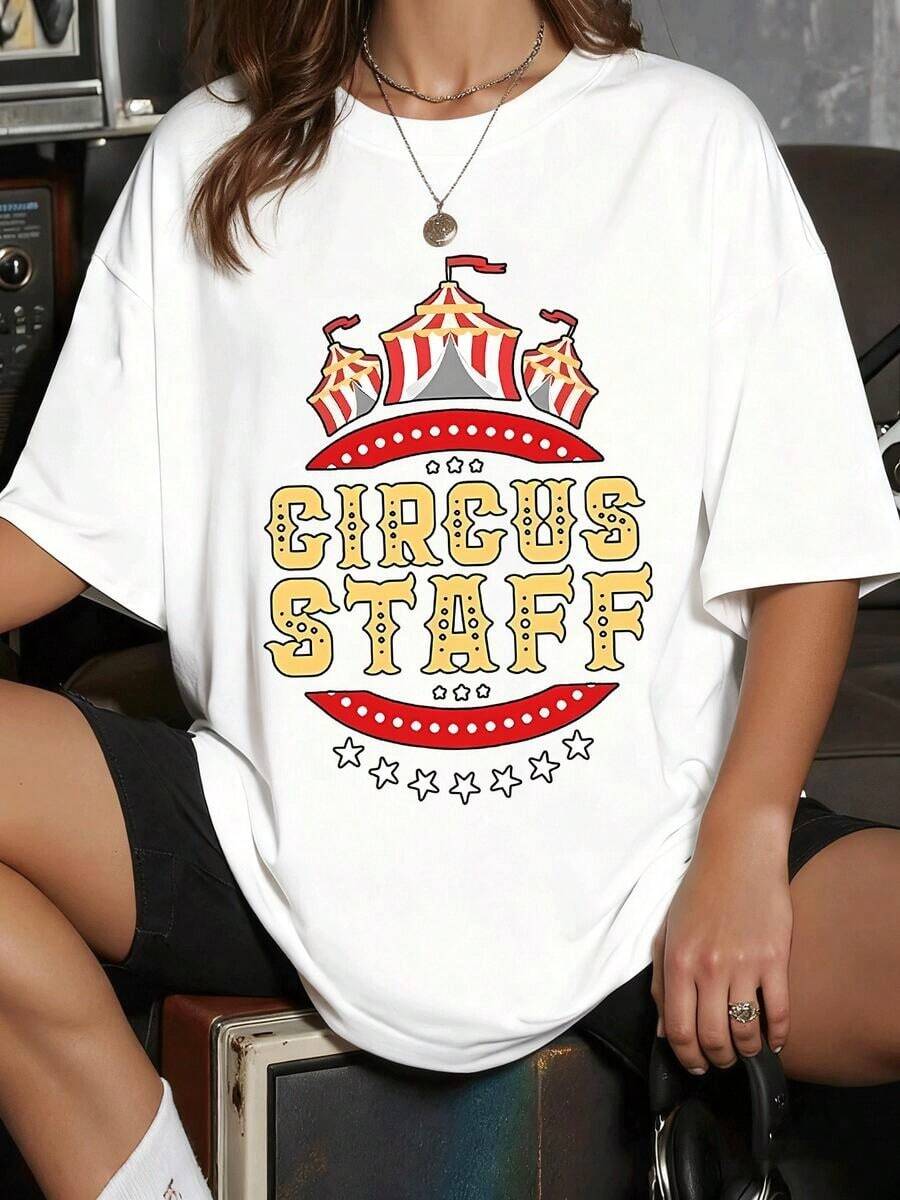 Estampado circense vibrante carpas a rayas banderas CIRCUS STAFF letras doradas vintage Banners y estrellas evocan magia alegría nostalgia de grandes espectáculos diversión única Camiseta de mujer 100% algodón casual divertido,Prendas callejeras de estilo fiesta y carnaval con blusas transpirables para uso diario y actividades. - Blanco - Ver 1