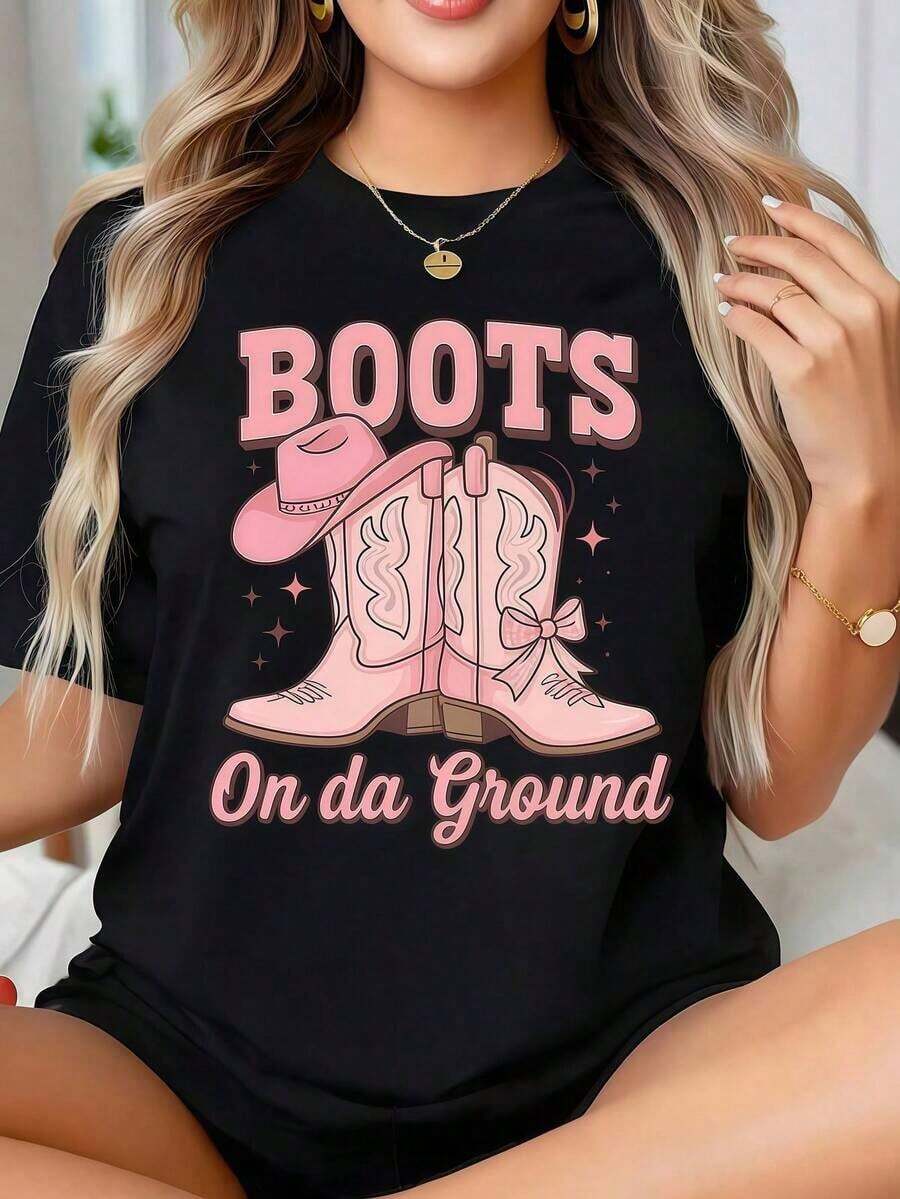 Women's Retro Western Design Short Sleeve T-Shirt With Boots On The Ground, Cowboy Hat And Boots Design, Casual Round Neck Printed Short Sleeve T-Shirt For Everyday Wear, They Are Excellent Gifts For Friends And Family, 100% Cotton T-Shirts Feature, A Youthful And Fashionable Design Casual Blouses For Women - 黑色 - 查看 1