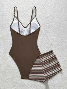 Conjunto de ropa casual para mujer, atuendo de playa de verano, vacaciones, ropa marrón, traje de baño de un solo color minimalista con cuentas y top tipo camiseta, y shorts a rayas en contraste - Multicolor - Ver 2