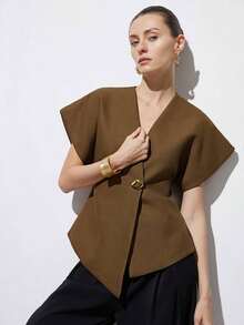 Chaqueta de mujer con cuello en V elegante, hombros anchos, bajo asimétrico, botones decorativos y mangas cortas, diseño minimalista y versátil para el uso diario - Beis - Ver 5