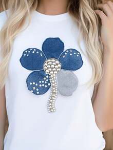 Camiseta de mezclilla para mujer con adornos florales, estilo casual de verano para uso diario. Blusas bonitas para mujer. Camiseta de mujer, diseño casual holgado, corte ligeramente extendido. - Blanco - Ver 1