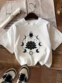 Camiseta estilo bohemio con diseño de cielo estrellado - Top holgado de manga corta y cuello redondo, con estampado de luna y sol, tela transpirable y lavable a máquina, adecuada para uso casual en primavera y verano, diseño negro sobre fondo blanco. - Blanco - Ver 1