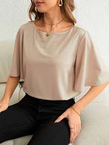 Camiseta elegante y minimalista de mujer con cuello de barco, hombros caídos y mangas cortas, de unicolor - Caqui - Ver 5