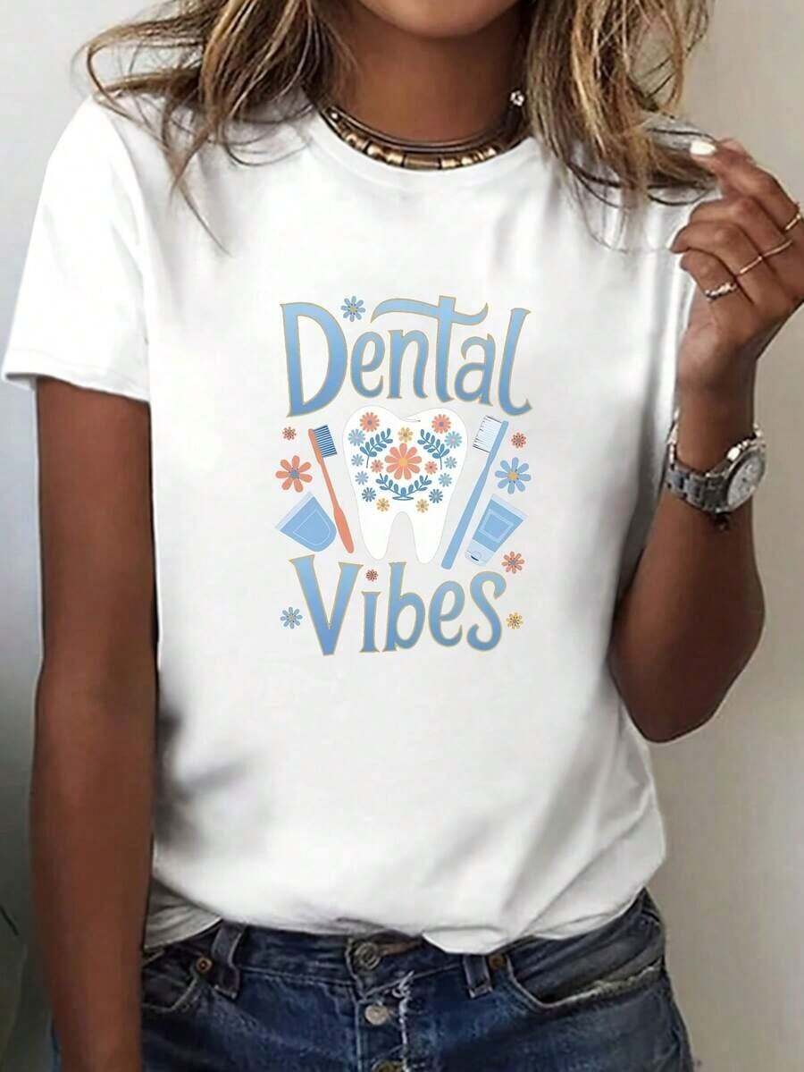 Casual Short-Sleeved Crew Neck T-Shirt, 100% Cotton, White. | Three Wine Glasses Decorated With Feather Prints, Crowns And Festive Beads, Breathable Summer And Spring T-Shirt For Parties, Mardi Gras, Casual Wear, Vibrant Graphic T-Shirt Of Non-See-Through Material. - 白色 - 查看 1