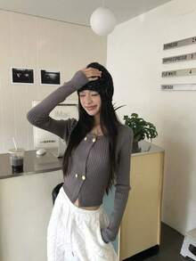 レディース カーディガン ニット トップス 長袖 リブニット ダブルボタン 金ボタン スクエアネック Uネック ショート丈 スリム タイト フィット 着痩せ 細見え スタイルアップ くびれ効果 体型カバー 大人可愛い きれいめ セクシー フェミニン 韓国ファッション オフィスカジュアル 通勤 デート お呼ばれ 女子会 春 秋 冬 無地 シンプル 柔らかい 伸縮性 ストレッチ 上品 高見え 華やか 骨格ストレート 骨格ウェーブ 20代 30代 40代 ブラック 黒 - ブラック - チェックする 6