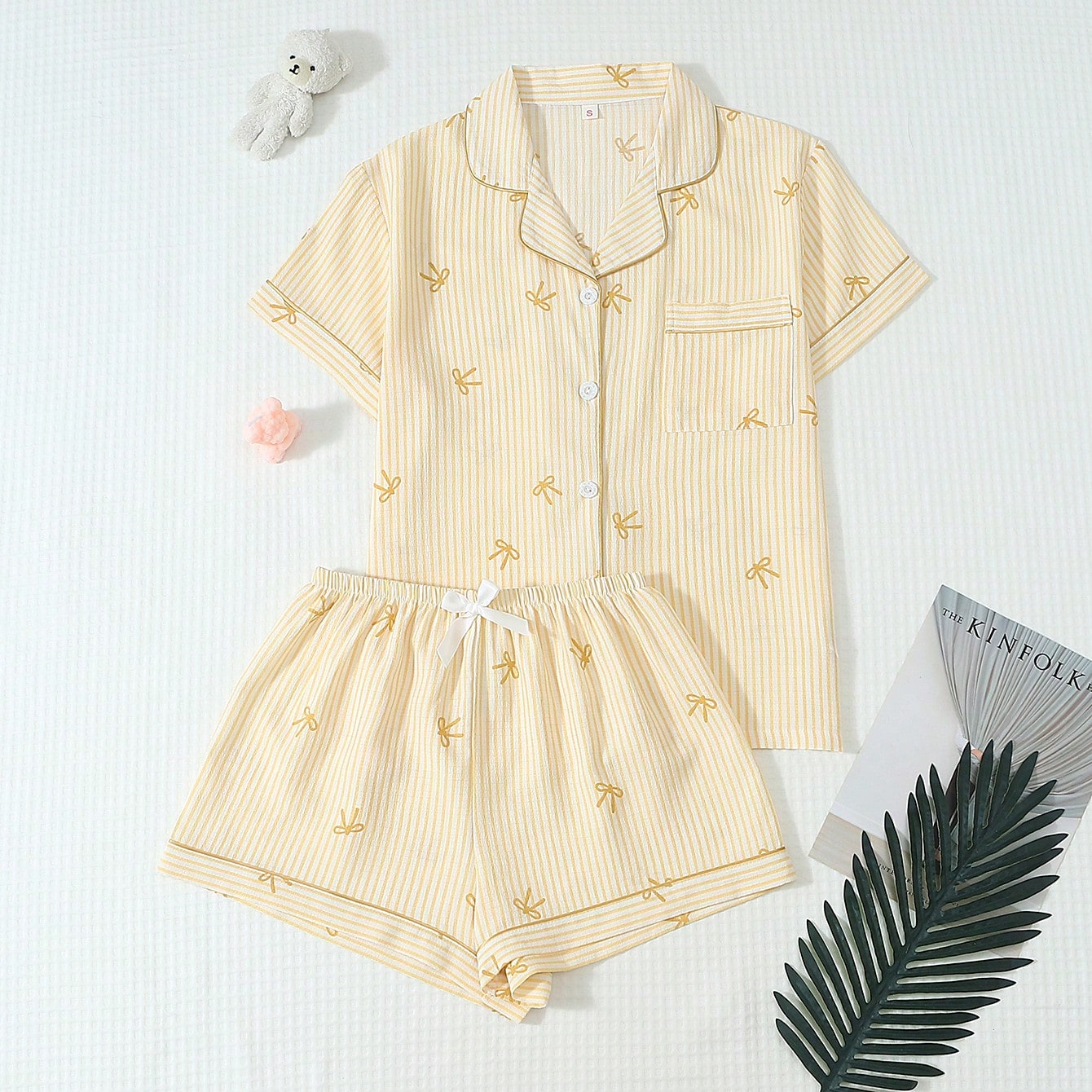 Piezas Conjunto de pijama con top de manga corta con bolsillo y lazo, y shorts cómodos a rayas azules con cuello en forma de corazón, adecuado para