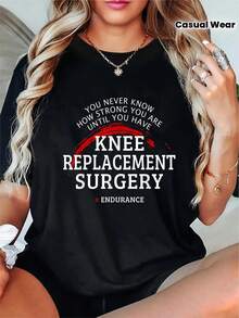 Comfortable Printed T-Shirt. T-Shirt For Women Knee Replacement Surgery Survivors - Post-Operative Gift, Featuring An Inspirational Slogan About Knee Replacement, A Soft And Breathable Black And Red Ink Splatter Design With A Knee Bone Motif, Lightweight, Comfortable, Casual, Crew Neck, And Short Sleeves. Simple And Casual Summer T-Shirt. - 黑色 - 查看 1