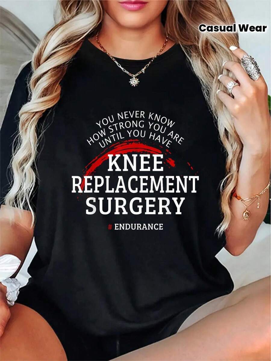 Comfortable Printed T-Shirt. T-Shirt For Women Knee Replacement Surgery Survivors - Post-Operative Gift, Featuring An Inspirational Slogan About Knee Replacement, A Soft And Breathable Black And Red Ink Splatter Design With A Knee Bone Motif, Lightweight, Comfortable, Casual, Crew Neck, And Short Sleeves. Simple And Casual Summer T-Shirt. - 黑色 - 查看 1