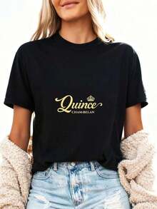 Quince Chambelan & Elegant Gold Crown, Women's Short-Sleeved T-Shirt With Elegant Text, Comfortable, Soft And Lightweight Fabric, Ideal Gift For Quinceañera Enthusiasts Or Lovers. 100% Cotton. - 黑色 - 查看 3