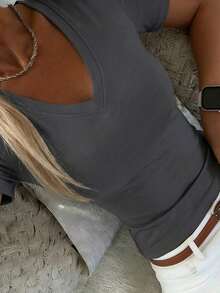 Camiseta de mujer de unicolor, cuello de pico, ajustada, con pliegues y manga corta, para verano - Gris Oscuro - Ver 3