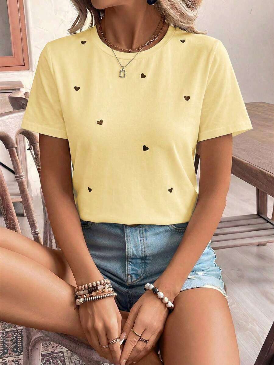 Frenchy Camiseta casual de manga corta para uso diario con corazón bordado en hilo dorado para mujer, camiseta de verano para mujeres con atuendo de fiesta de té de algodón, parte superior bordada, camiseta de algodón para mujeres.Tops de verano - Amarillo claro - Ver 1