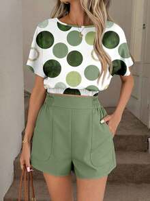 Conjunto de 2 piezas casual y elegante para primavera/verano con blusa de cuello redondo con estampado floral vintage y dobladillo recogido, y shorts con bolsillo con volante en la cintura - Multicolor 13 - Ver 7