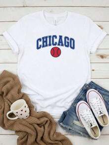 Adult Chicago Cubs Baseball T-Shirt, Soft And Breathable, Graphic Print, Perfect For Game Day. Features A Crew Neck, Short Sleeves, A Retro College Style, Lettering, And Is A Great Gift For Sports Fans. Suitable For Men, Women, And Unisex. Also Available As A Graphic Tee, Stylish Blouse, Summer Top, Casual T-Shirt, Summer Tops, Summer Outfits, Or Elegant Blouses For Ladies. - 白色 3 - 查看 7