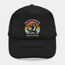 Gorra de camionero con estampado vintage de rayas de atardecer y gato de kung-fu, fondo retro de bandas de color horizontal con un juguetón gato atigrado en posición de artes marciales y una frase humorosa curva impresa, gorra de malla transpirable negra, accesorio nostálgico y alegre de estilo callejero para fans de memes de animales, amantes del estilo retro de los 70 y coleccionistas de arte caprichoso - Negro - Ver 1