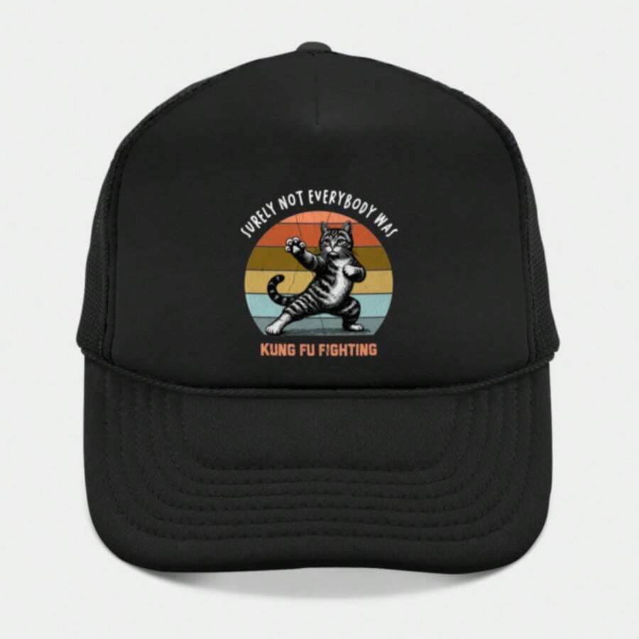 Gorra de camionero con estampado vintage de rayas de atardecer y gato de kung-fu, fondo retro de bandas de color horizontal con un juguetón gato atigrado en posición de artes marciales y una frase humorosa curva impresa, gorra de malla transpirable negra, accesorio nostálgico y alegre de estilo callejero para fans de memes de animales, amantes del estilo retro de los 70 y coleccionistas de arte caprichoso - Negro - Ver 1