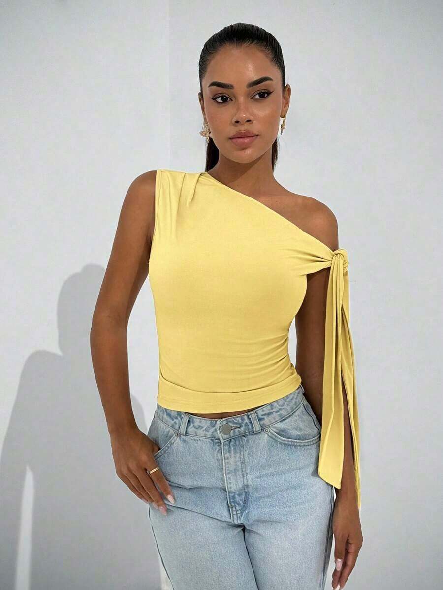 Blusa elegante de mujer con cuello asimétrico y hombro oblicuo con lazo, adecuada para uso diario, citas, salidas, discoteca, fiestas y reuniones - Amarillo - Ver 1