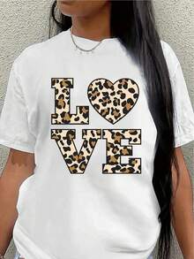 Camiseta de manga corta, ligera y duradera, con un diseño de corazón con estampado de leopardo, es perfecta para salidas informales o para relajarse en casa, ofreciendo la combinación ideal de comodidad y estilo para el uso diario.women's shirts - Blanco - Ver 1