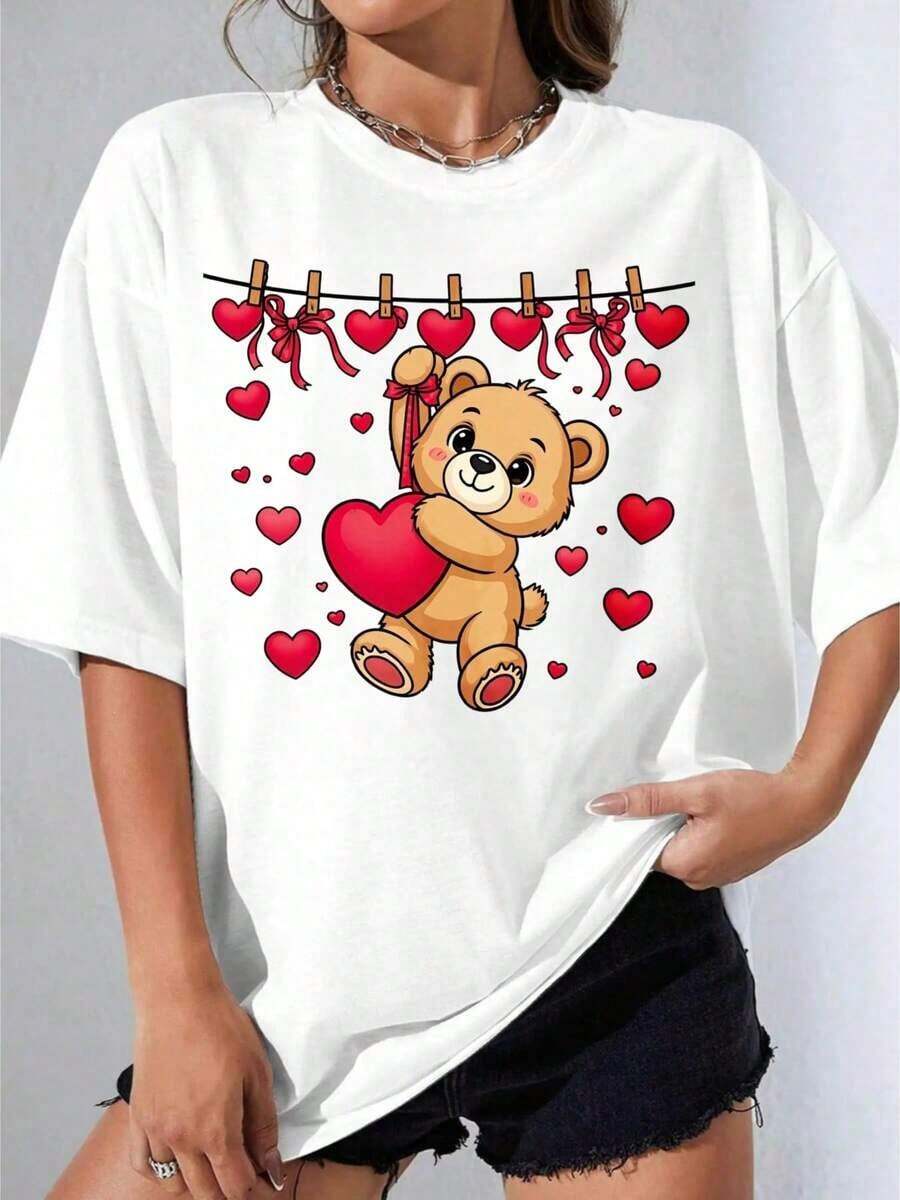 Camiseta Blanca y Negra para Niña con Estampado de Oso Lindo Sosteniendo un Corazón, Oso de San Valentín Blanco con Corazones Colgantes, para Uso Casual y Ocasiones Románticas, Fiesta al Aire Libre, Camiseta Casual Estampada - Estilo Vintage Urbano, Unisex, de Algodón, Manga Corta, Cuello Redondo, Blusas para Mujer. blusas.blusas casuales para dama.Impresión de osos cariñosos.Camiseta estampada Impresión de osos cariñosos. - Blanco - Ver 1