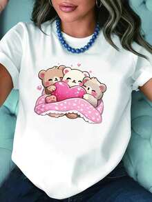 Talla Grande, Camiseta de Talla Grande con Estampado de Tres Adorables Osos Abrazando un Corazón: Osos Marrones, Blancos y Grises + Corazón Rosa + Almohada de Lunares + Detalles de Corazones. Estilo suave y lindo, camiseta blanca de manga corta con cuello redondo y estampado - Lavable a máquina, estilo vintage urbano unisex, camiseta holgada de algodón con cuello redondo y manga corta, blusas para mujer. blusas.blusas casuales para dama.Impresión de osos cariñosos.Camiseta estampada Impresión de osos cariñosos. - Blanco - Ver 1