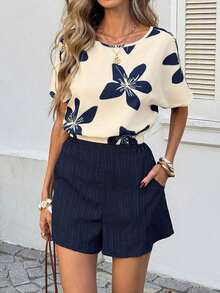 Conjunto de 2 piezas casual y elegante para primavera/verano con blusa de cuello redondo con estampado floral vintage y dobladillo recogido, y shorts con bolsillo con volante en la cintura - Multicolor 8 - Ver 1