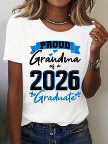 El diseño de la camiseta es "Abuela Graduada con Orgullo 2026". Es una camiseta holgada, deportiva, ideal para fiestas, linda, elegante, moderna, un buen regalo, suave, lavable a máquina, elástica, casual para el hogar, con cuello redondo y manga corta. - Blanco - Ver 6