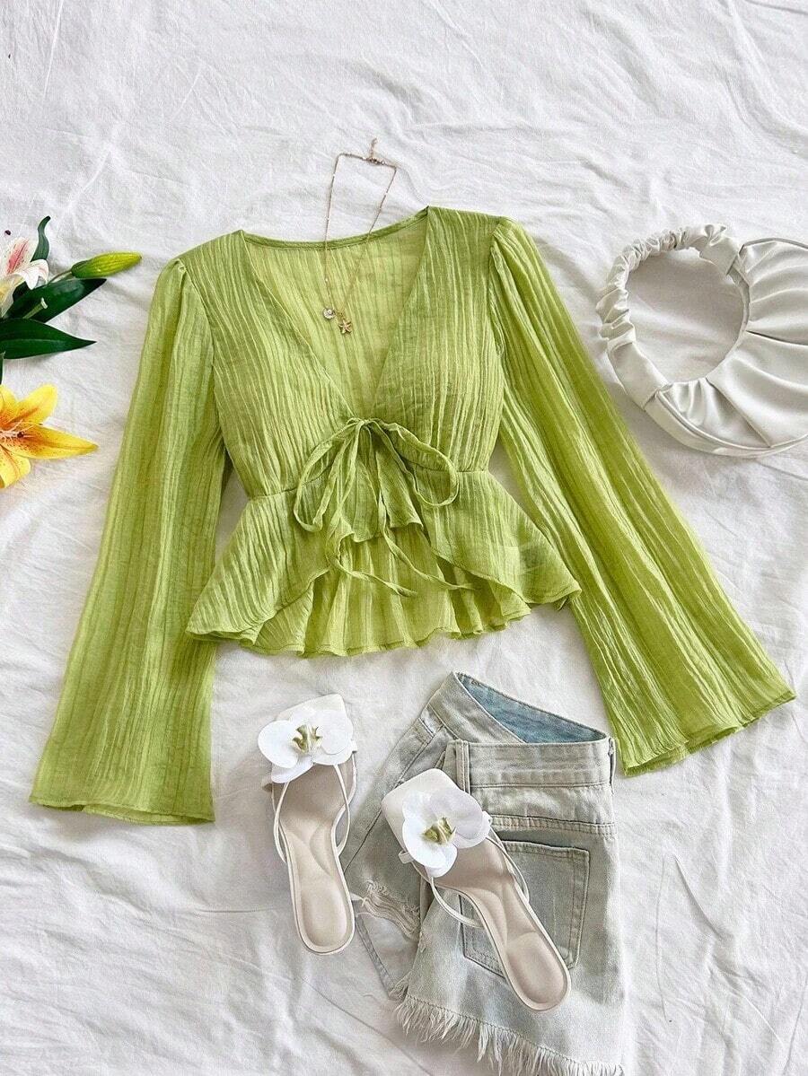 Blusa con escote en V, cintura ajustable con lazo, mangas acampanadas y fruncido en el dobladillo con detalle de volantes. - Verde - Ver 1