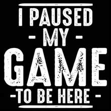 Pausé mi juego para estar aquí Camiseta sarcástica para gamers |   Camisetas Divertidas con Gráficos para Hombre |   Camisetas Gráficas de Estilo Casual para Hombres - Negro - Ver 7