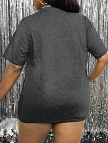 Camiseta de manga corta con eslogan y diamantes de imitación para mujer, tallas grandes - Gris - Ver 2