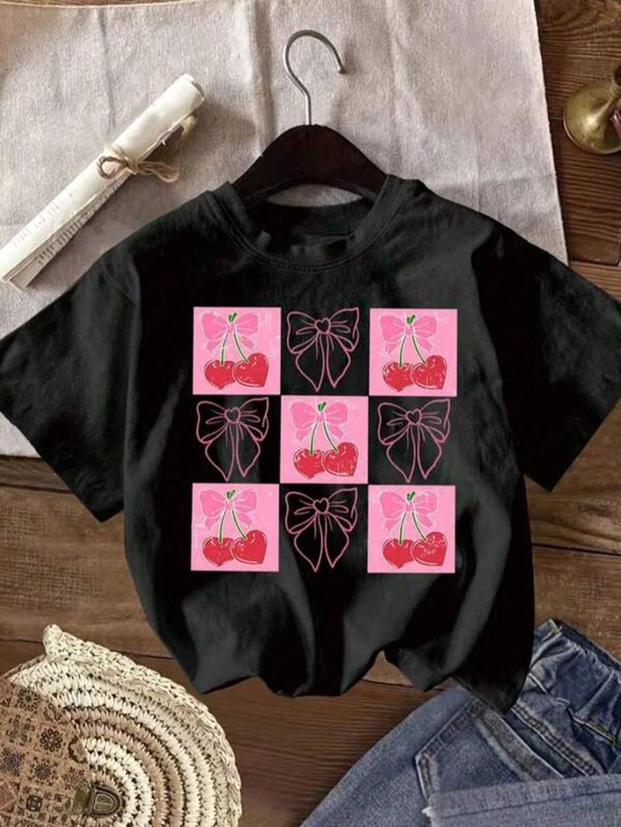 Women's Casual Short-Sleeved T-Shirt With A Round Neck And Regular Fit. This Black T-Shirt Features A Bow Detail And A Cherry Print, Creating A Sweet And Elegant Style. Ideal For Lounging At Home And Everyday Outings, It Flatters All Body Types. - 黑色 - 查看 1